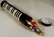 Pastelky 12 barevných pastelek kovovém pouzdře s potiskem klaviatura