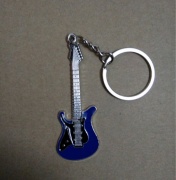 Prívesok na kľúče - modrá elektrická gitara