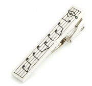 Spona na kravatu notová osnova stříbrná barva