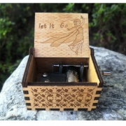 Hrací strojek v dřevěné krabičce s melodií Let It Go