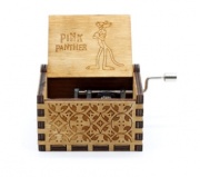 Hrací strojek v dřevěné krabičce hraje melodii Pink Panther