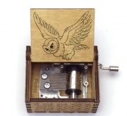 Hrací strojček v drevenej krabičke hrá melódiu z filmu Harry Potter