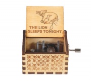 Hrací strojček v drevenej krabičke hrá melódiu The Lion Sleeps Tonight