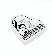 Guma v tvare klavíra ''All I need is Music'' - biela farba 4,4*4 cm