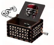 Hrací strojek v dřevěné krabičce hraje melodii z Piratí z Karibiku