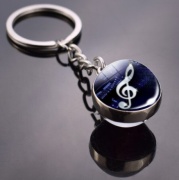 Prívesok na kľúče v tvare sklenenej gule - modrý husľový kľúč