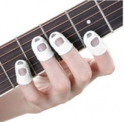 Silikonový chránič peřinek pro hráče pro kytaru nebo ukulele - bílá barva