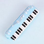 Puzdro na písacie potreby - svetlo modrá farba s potlačou klaviatúra a noty