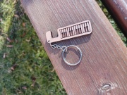 Malý drevený držiak mobilu - klaviatúra