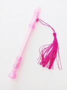 Pero ve tvaru zobcové flétny - růžová barva