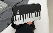 Malá čtvercová kabelka na koncerty s motivem klaviatury