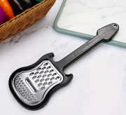 Černé struhadlo ve tvaru kytary