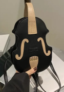 Černá dámská crossbody kabelka ve tvaru houslí