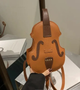 Hnědá dámská crossbody kabelka ve tvaru houslí