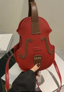 Červená dámská crossbody kabelka ve tvaru houslí
