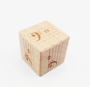 Dřevěná kostka s notami v basovém klíči d - h