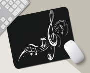 Černá podložka pod myš - hudební motiv