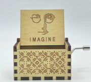 Hrací strojek v dřevěné krabičce hraje melodii Imagine