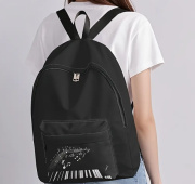 Černý batoh - klaviatura a hudební značky