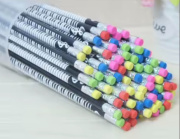 Tužka s gumou s hudebním motivem a houslovým klíčem