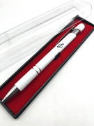 Bílé pero v dárkové krabičce houslový klíč