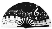 Černo-bílý vějíř s hudebním motivem a klaviatury