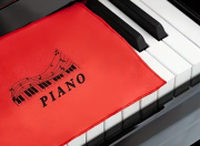 Ochranný povlak na klapky na klavíru červená barva